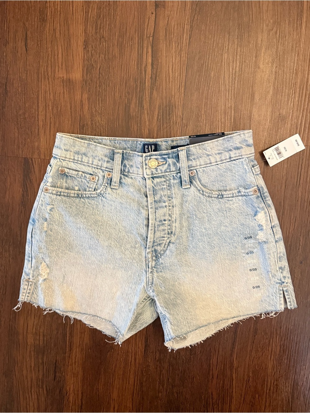 GAP 3 1/2” High Rise Jean Short Raw Hem‎ Light Wash 0/25